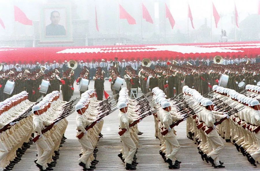 中國(guó)閱兵史上的霸氣瞬間，回顧1984年的閱兵盛況，中國(guó)閱兵史上的霸氣瞬間，回顧1984年閱兵盛況的震撼瞬間