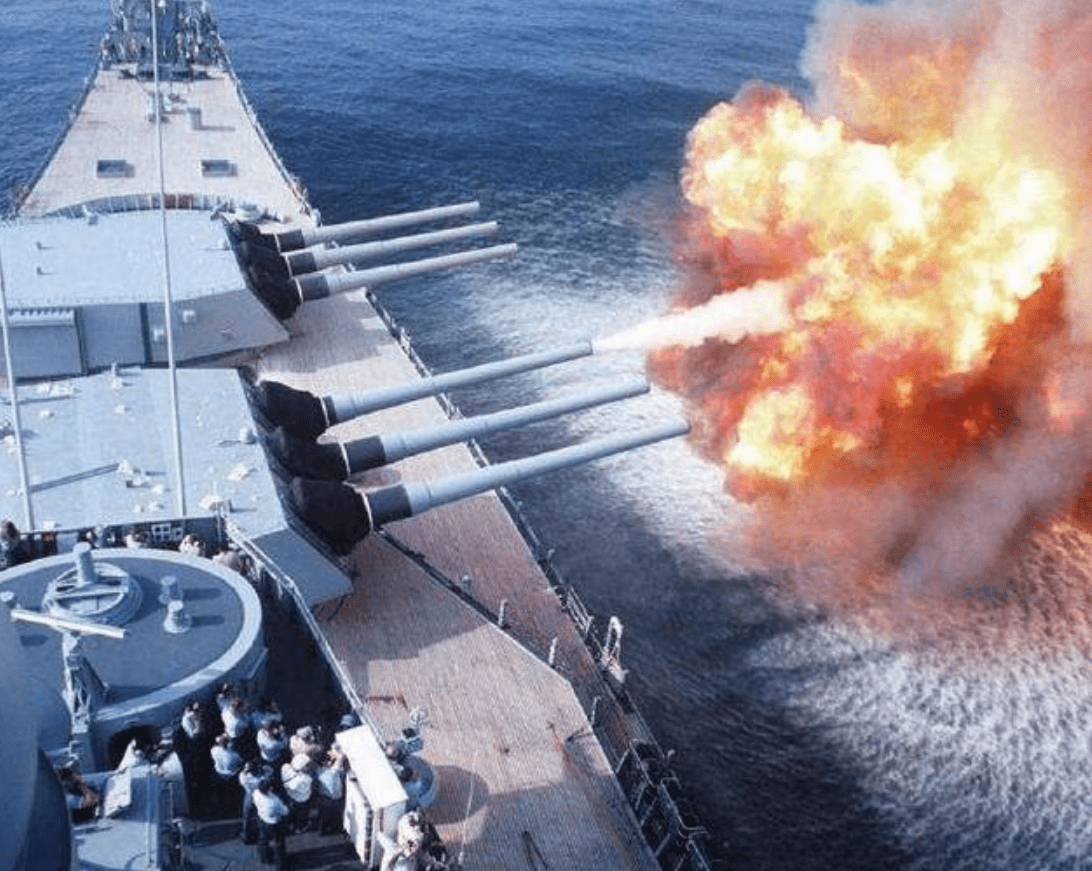 為什么岸炮打不過艦炮，深度解析背后的原因，岸炮與艦炮的較量，解析背后的原因與差異