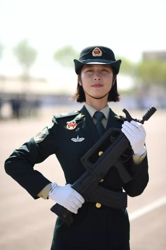 國慶閱兵最美女兵，榮光背后的堅韌與毅力