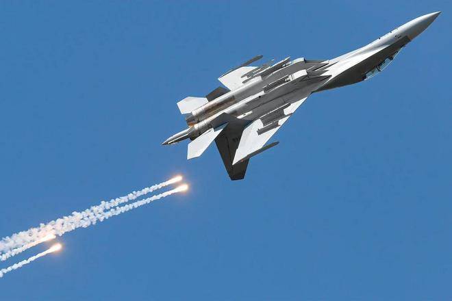 殲-16與F-16，空中對(duì)決的能力對(duì)比，殲-16與F-16空中對(duì)決能力對(duì)比解析