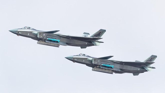 揭秘殲-20圖片，中國五代戰(zhàn)機(jī)的卓越風(fēng)采，揭秘殲-20五代戰(zhàn)機(jī)卓越風(fēng)采，戰(zhàn)機(jī)實(shí)拍圖展示中國力量