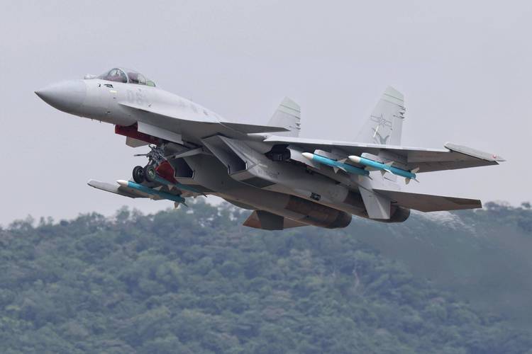 殲-15T，新一代艦載戰(zhàn)斗機的優(yōu)勢與挑戰(zhàn)，殲-15T新一代艦載戰(zhàn)斗機的優(yōu)勢與挑戰(zhàn)解析