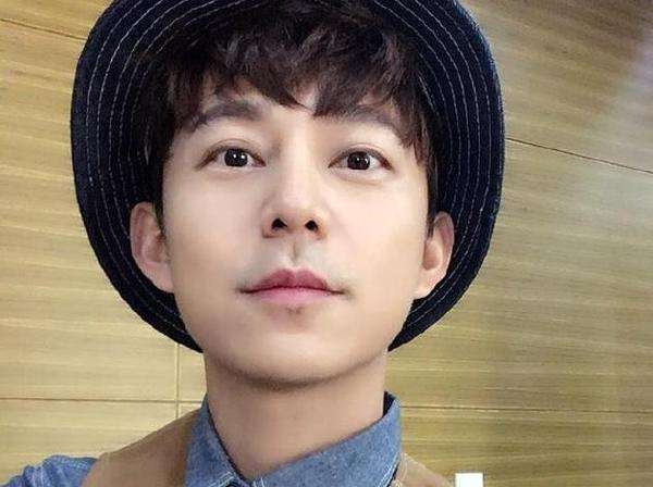 何炅的單身還是已婚狀態(tài)，深度解析與探討，何炅感情狀態(tài)深度解析，單身還是已婚之謎？