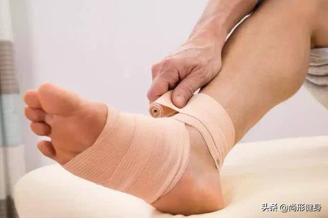 腳崴了腳側(cè)面鼓個包怎么辦？——全方位指南，腳崴后側(cè)面出現(xiàn)鼓包怎么辦？全方位指南幫你解決煩惱！