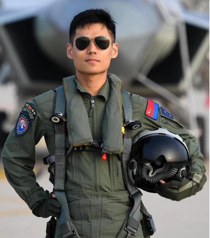 揭秘殲二零戰(zhàn)斗機(jī)的卓越性能與獨(dú)特優(yōu)勢(shì)，揭秘殲二零戰(zhàn)斗機(jī)的卓越性能與獨(dú)特優(yōu)勢(shì)，空中霸主的力量解析